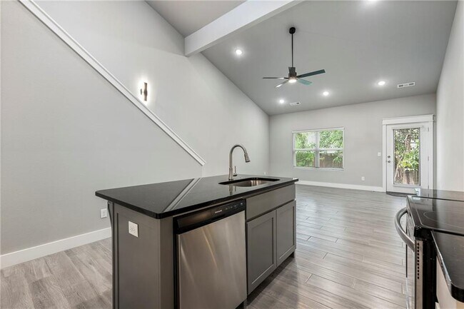 Building Photo - 652 Sun Meadows Loop