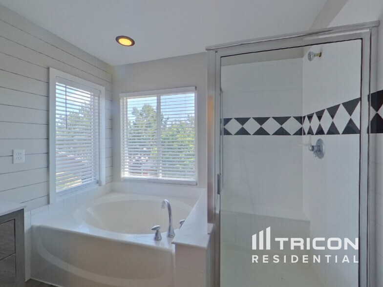 Building Photo - 6659 Silverwind Cir