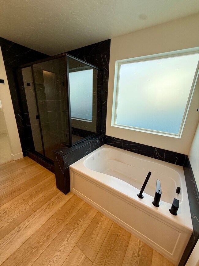 Building Photo - Welcome to this stunning newer home located in the vibrant city of Nampa, ID