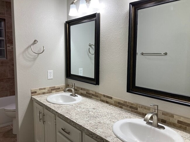 Building Photo - Spacious Executive 4 Bedroom Home