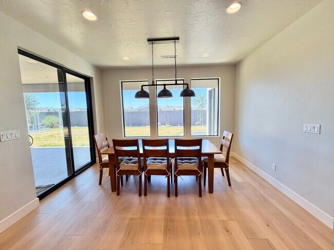 Building Photo - Beautiful Modern 5 Bedroom Home!! Furnished or Unfurnished option!!