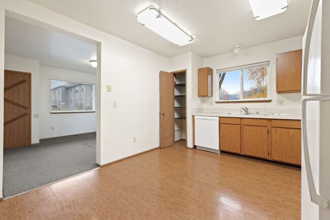 Building Photo - MOVE IN READY! Includes water, sewer and garbage. 2 bed 1 bath downtown Olympia!