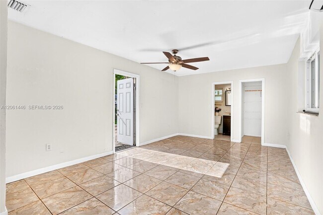Building Photo - 6240 SW 22nd Ct