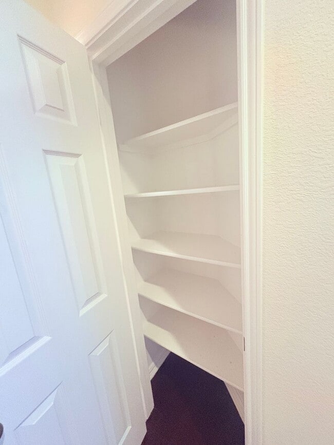 Building Photo - Large Home In Preston Village