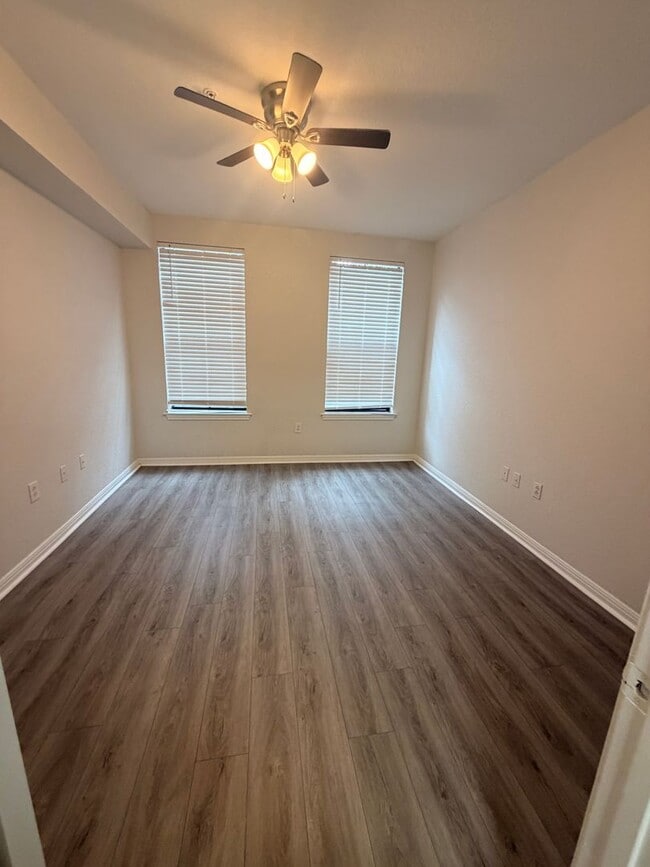 Building Photo - Newly Renovated Downtown 2 BDRM Condo