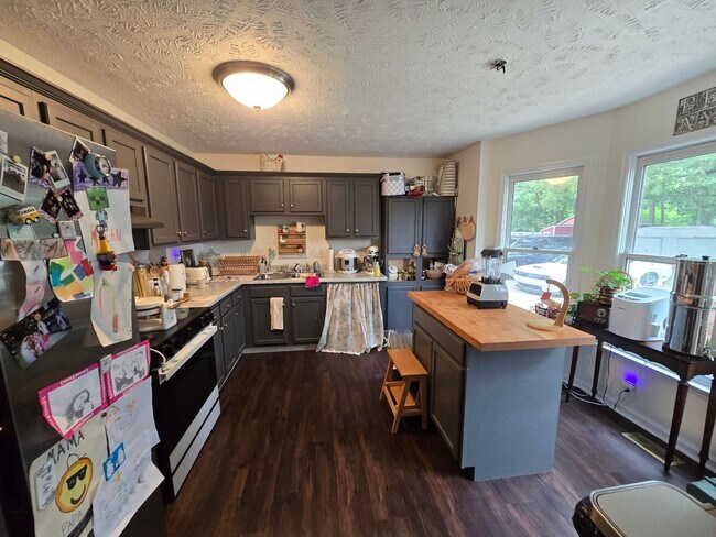 Building Photo - 111 Greentree Dr