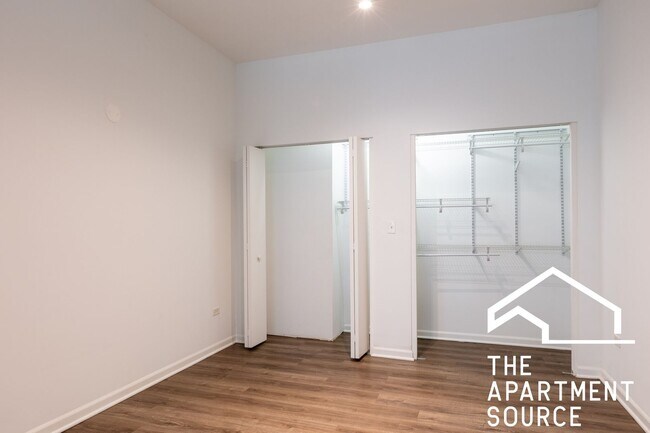 Building Photo - South Loop 3 bed 2 bath -- Updated Kitchen, HUGE Floorplan