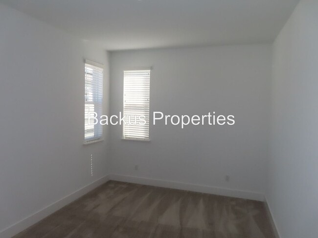 Building Photo - Newer home in Dunes Community