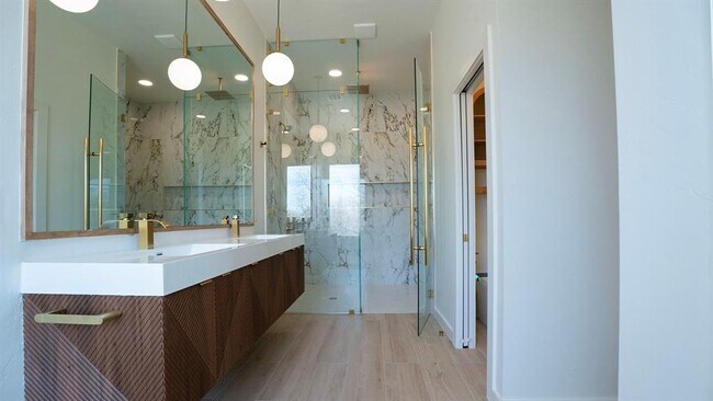 Building Photo - 605 N Idaho Ave