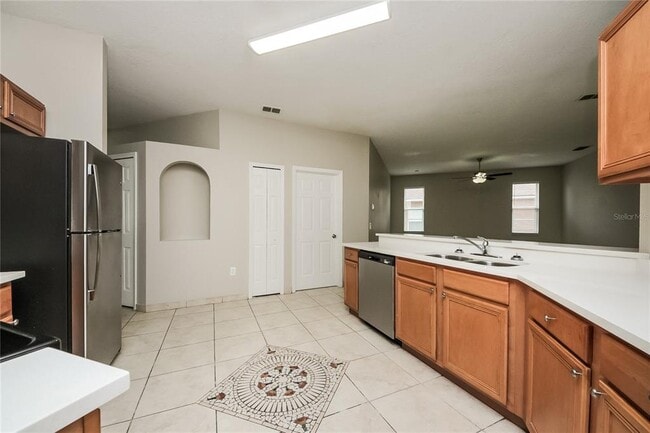 Building Photo - 710 Paris Dr