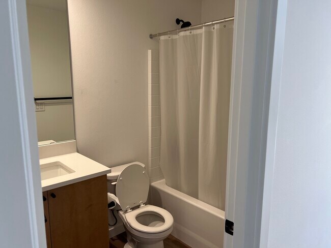 Building Photo - 16604 NE 85th St