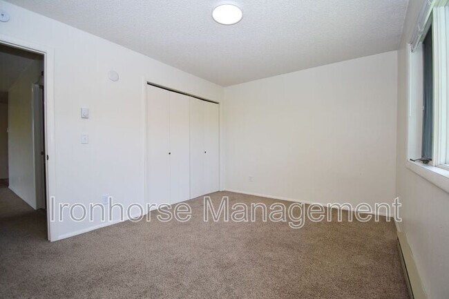 Building Photo - 811 W Villard St