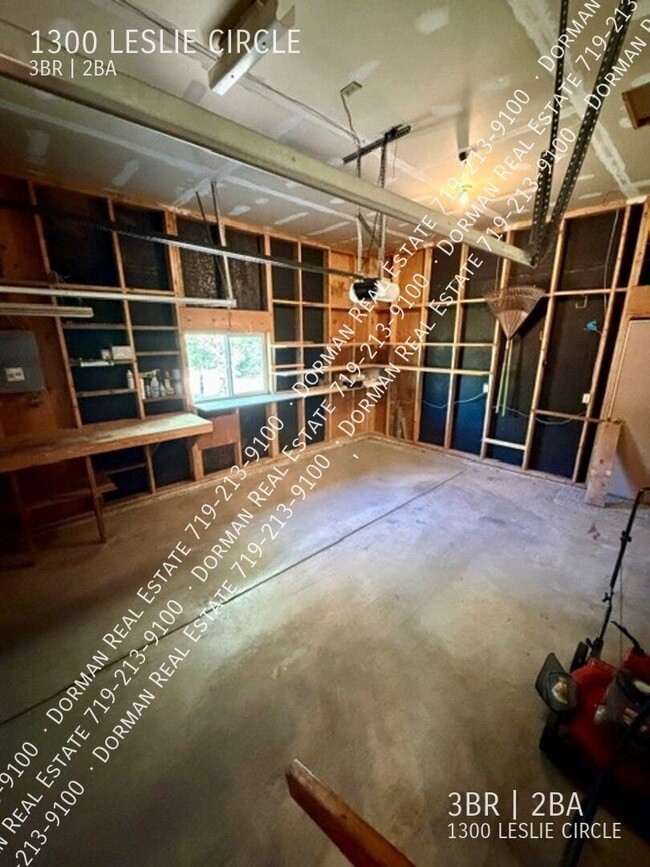 Building Photo - 1300 Leslie Cir
