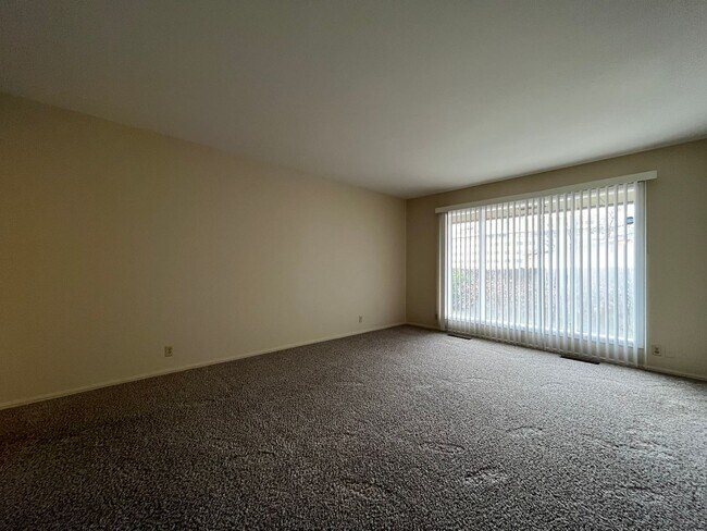 Building Photo - Midtown Quadplex with Pool- 3 bed, 2 bath