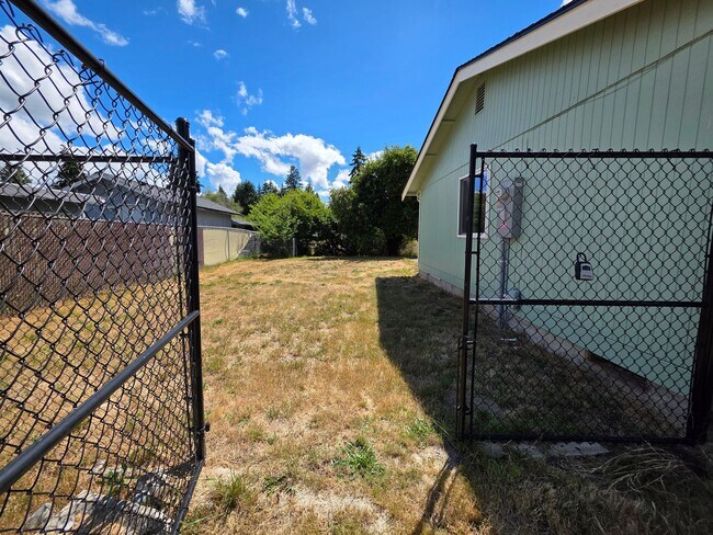 Building Photo - Recently Updated Home