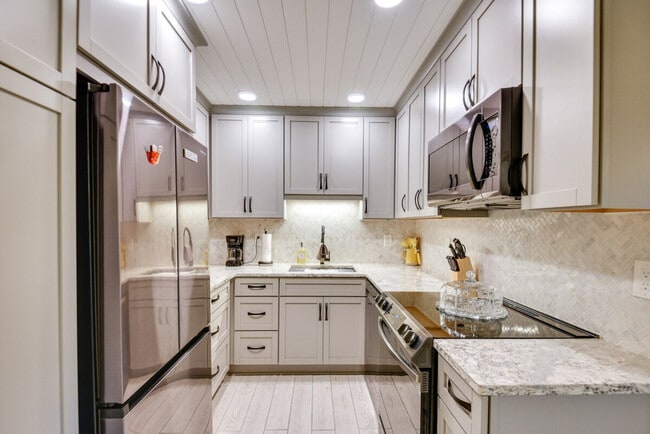 Building Photo - 3800 Saxon Dr