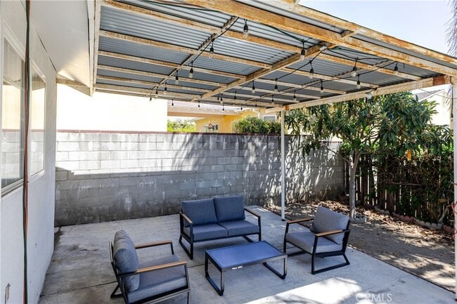 Building Photo - 1217 Elm Ave