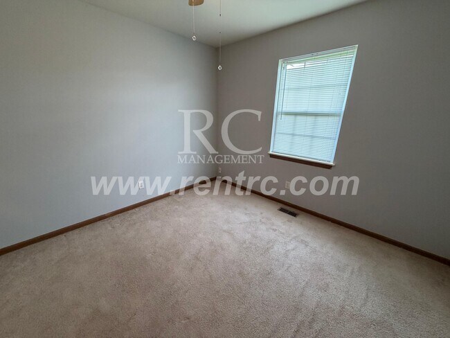 Building Photo - 712 Elm-W