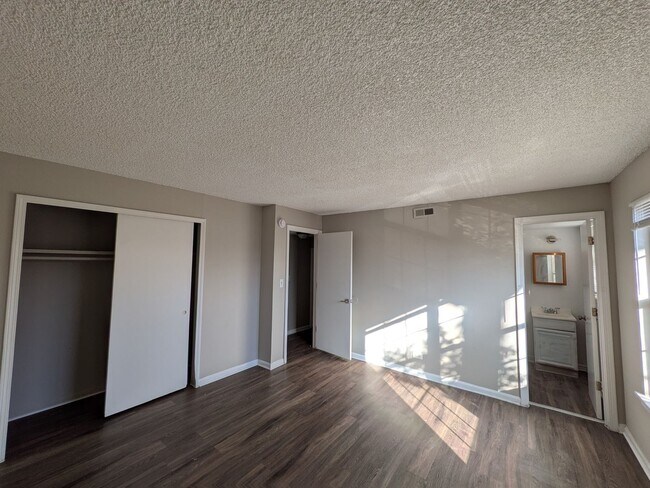 Building Photo - 3 Bedroom 1.5 Bathroom Hampden Neighborhood Townhome