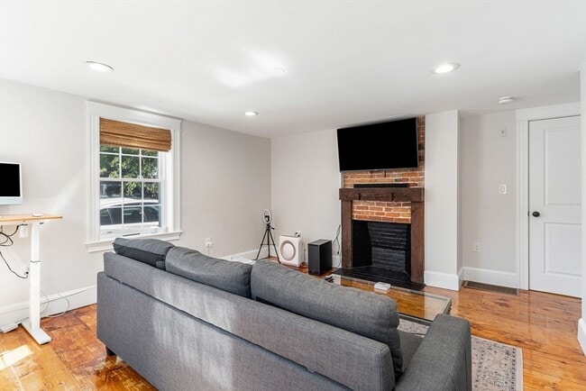 Building Photo - 8 Osborne St