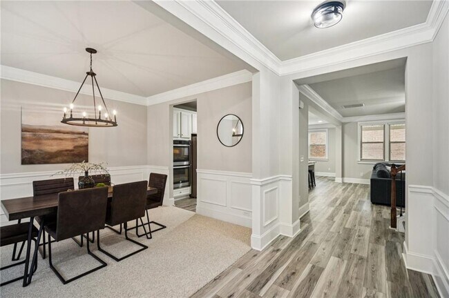 Building Photo - 5180 Mirror Lake Dr