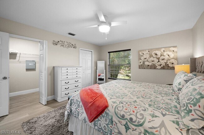 Building Photo - 9570 Crescent Garden Dr