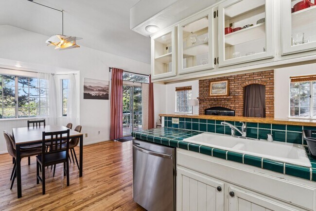 Building Photo - 1219 Scenic Way