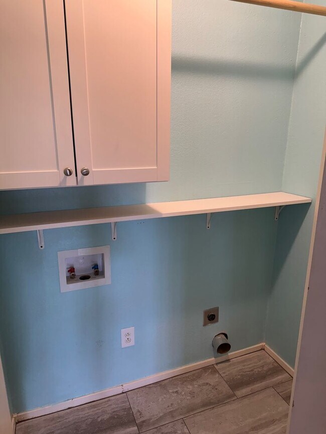 Building Photo - Updated 3-2-2 in Northwest Lubbock Near TC...