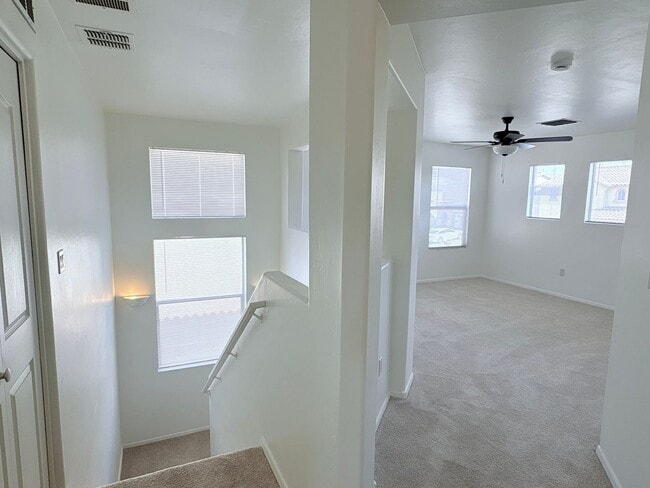 Building Photo - 4 bed/3bath in desirable Paseo Del Rio Community