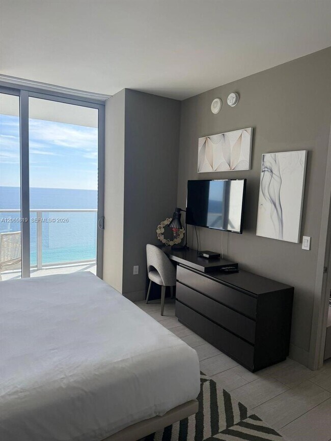 Building Photo - 4010 S Ocean Dr