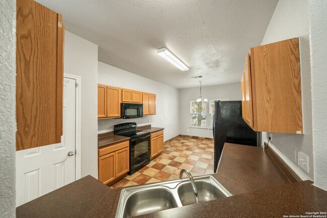 Building Photo - 4 bedroom, 2 1/2 bath located in Lakeview ...