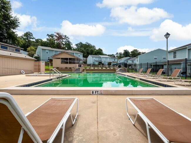 Building Photo - 2221 Timberwood Cir N