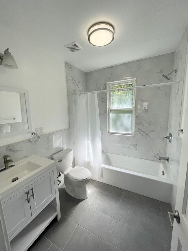 Building Photo - Entirely Remodeled 3 Bedroom, 1 Bathroom i...