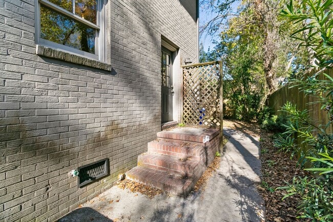 Building Photo - 552 Savannah Hwy