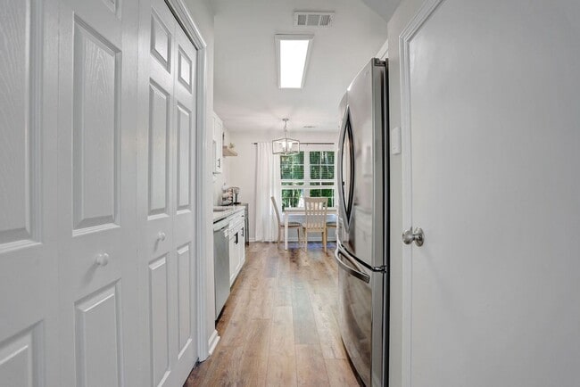 Building Photo - 3 bedroom 2.5 bath with bonus room in Lega...