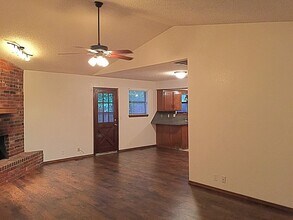 Building Photo - 3 Bed/ 2 Bath/ 2 Car Garage Duplex in Putnam City Schools