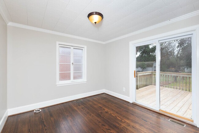 Building Photo - 992 Beverly Dr