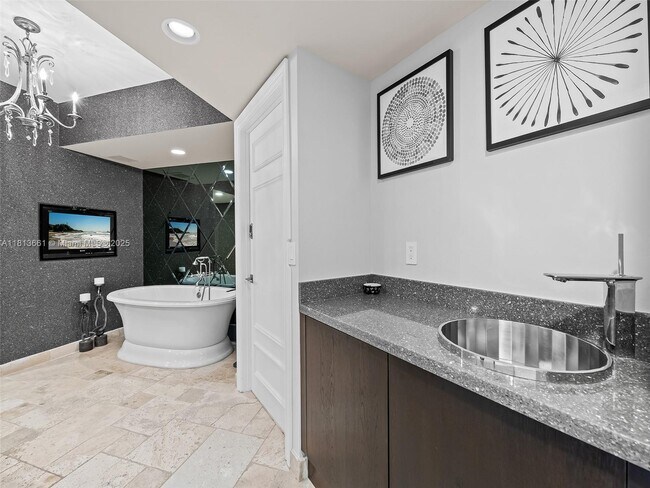 Building Photo - 333 Las Olas Way