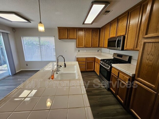 Building Photo - 3533 Des Moines Dr