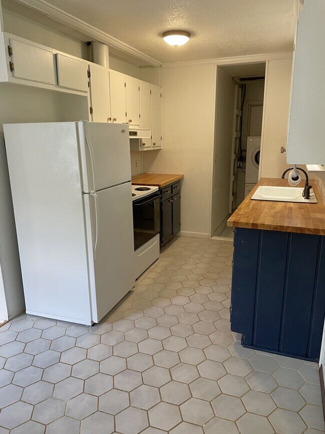 Building Photo - Excellent 3 Bedroom Home Minutes from Down...