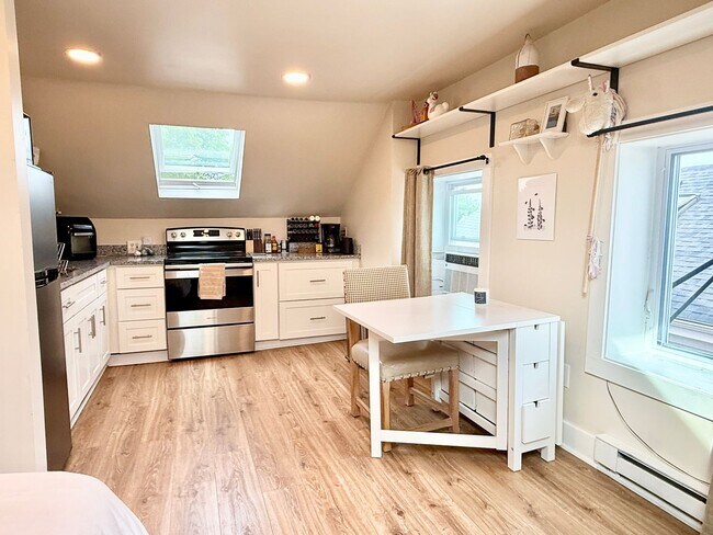 Building Photo - All Inclusive West End Condo-Fully Furnished with Parking!