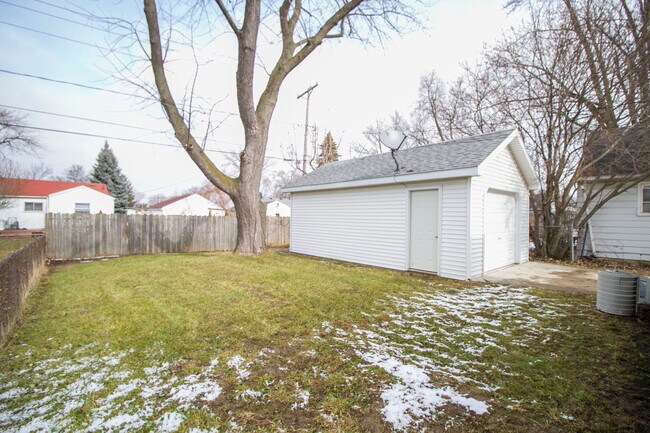 Building Photo - 25 Willamont Rd