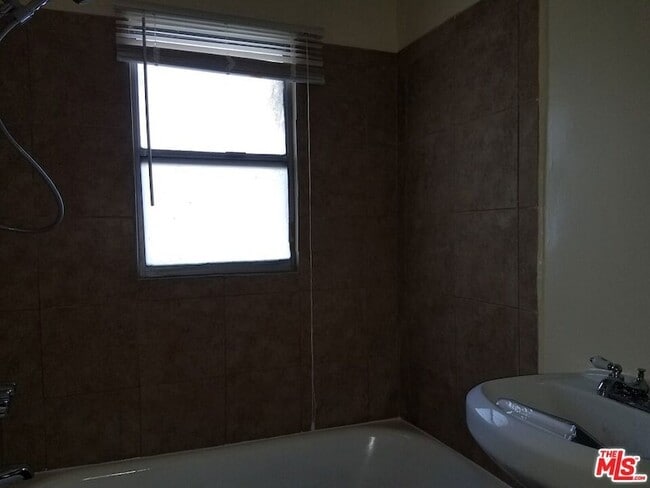 Building Photo - 246 S Kenmore Ave