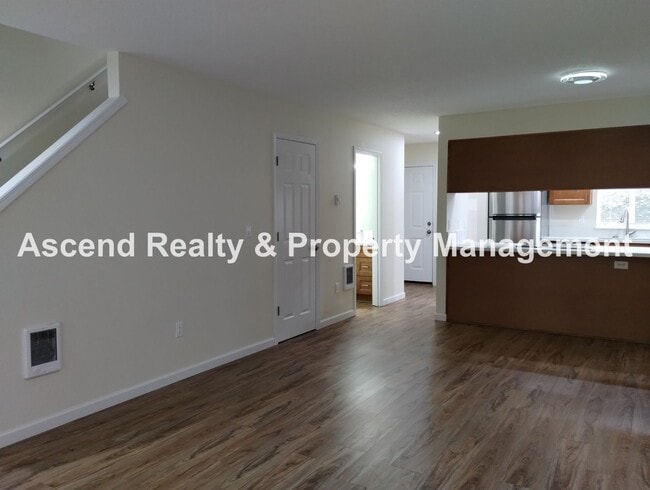 Building Photo - Price Reduced! Beautifully Updated 2 Level...