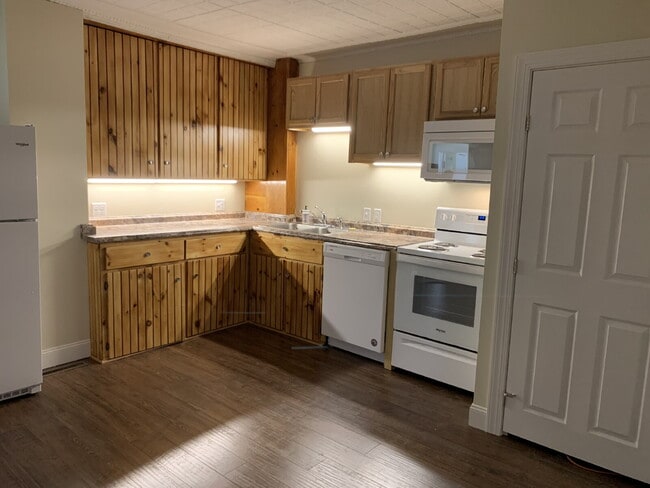 Building Photo - 1ST FLOOR!  3-bedroom unit located on a quiet dead-end street!