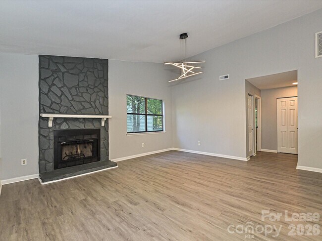 Building Photo - 633 Pennwood Ln