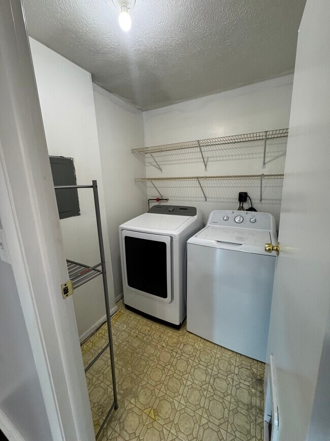 Building Photo - 261 Windsor Castle Dr