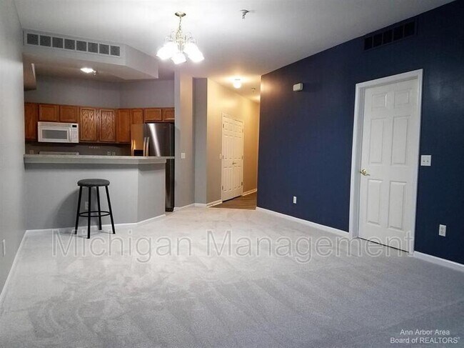 Building Photo - 9521 Lakeside Dr