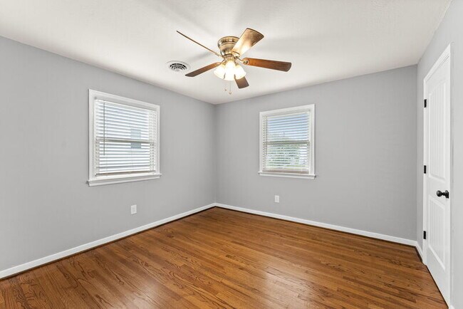 Building Photo - 104 N Oak Ave