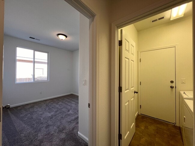 Building Photo - Single-level 3 bedroom, 2-bathroom home in Dayton, NV